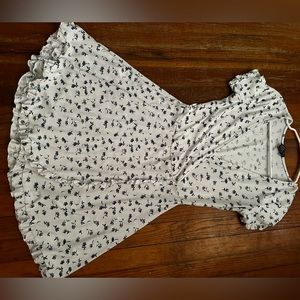 Super super cute dress with flowers and low in front!!!💙